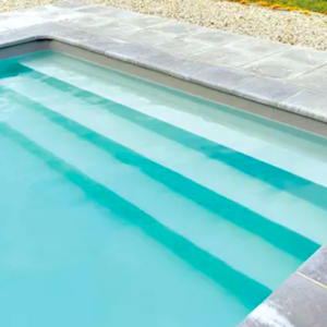 Escalier droit sous liner pour piscine enterrée